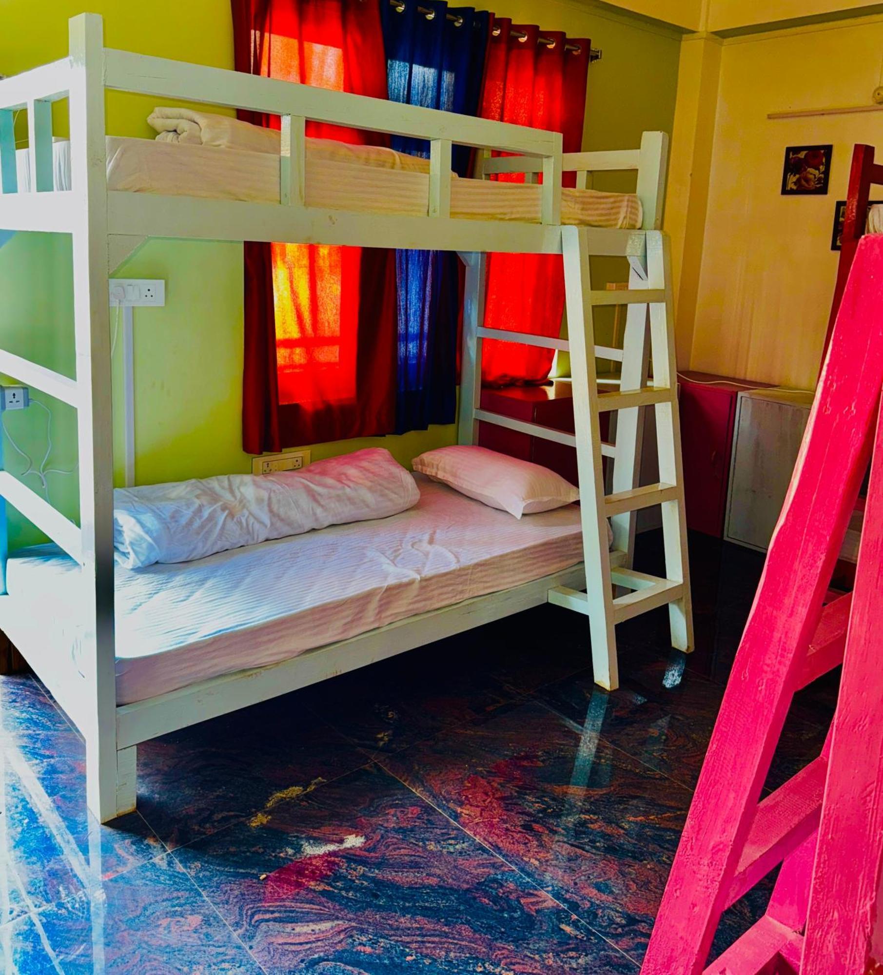 Xtsy Travellers Hostel Шиллонг Екстер'єр фото