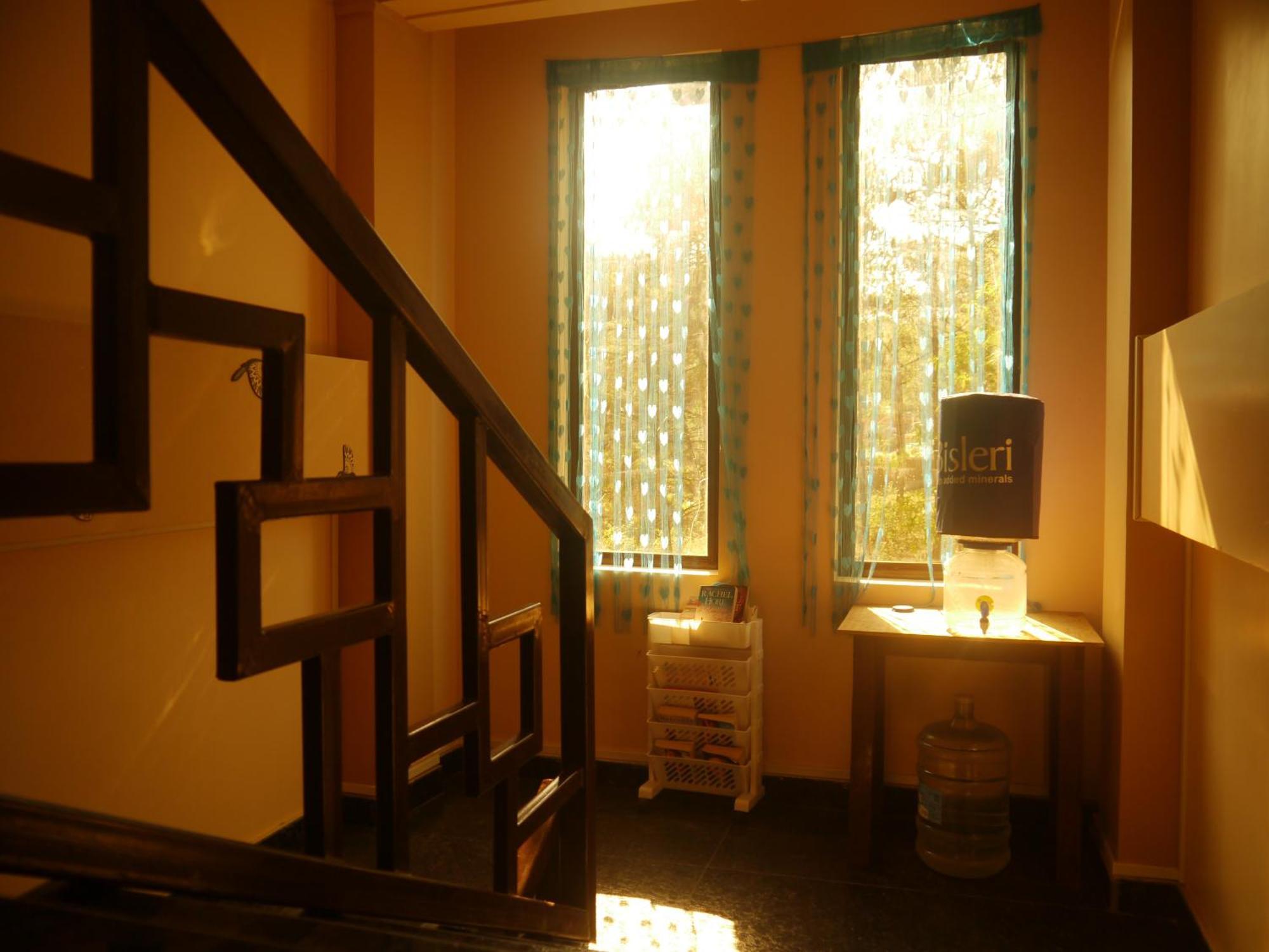 Xtsy Travellers Hostel Шиллонг Екстер'єр фото