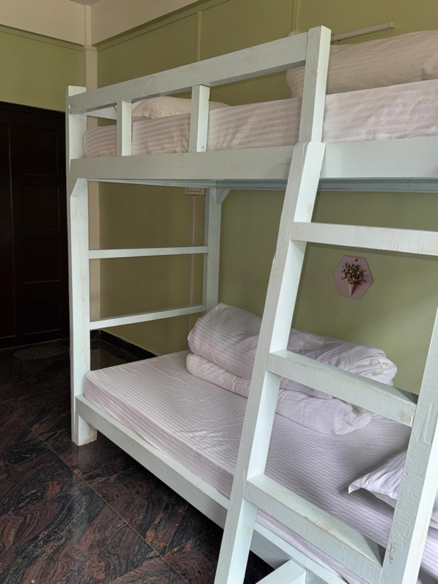 Xtsy Travellers Hostel Шиллонг Екстер'єр фото